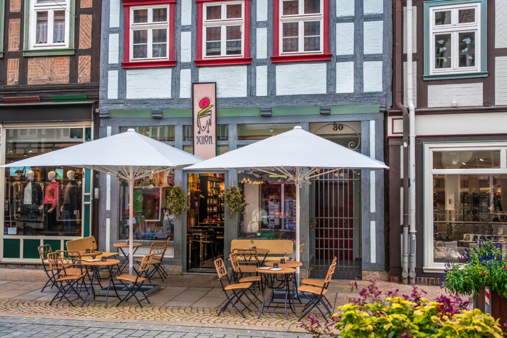 Gemütliches Straßencafé vor Fachwerkhaus in Deutschland