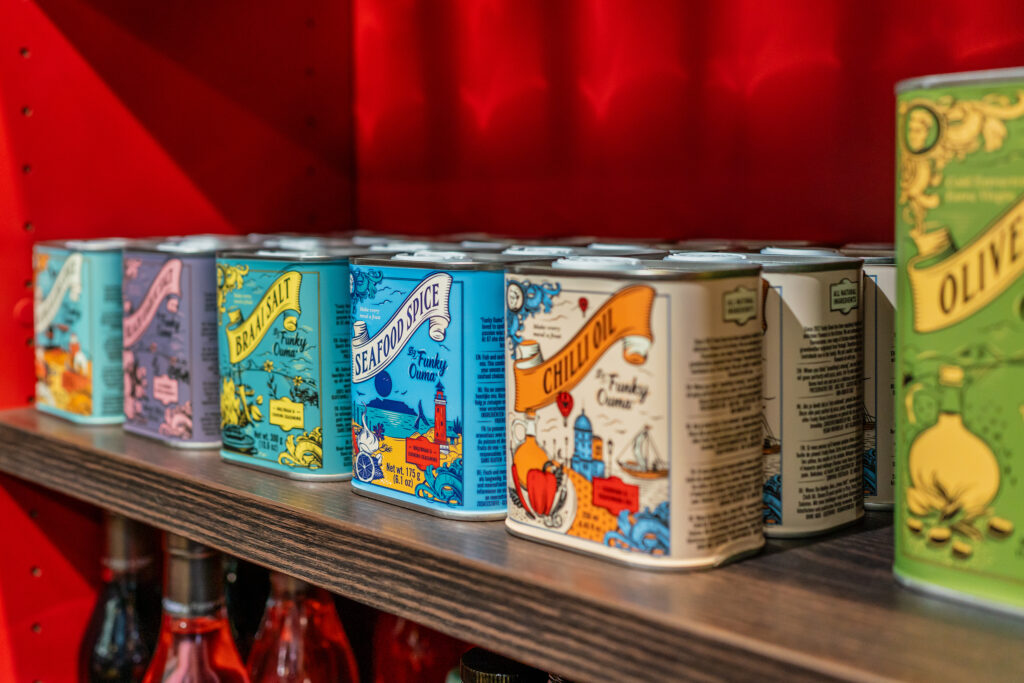 Bunte Gewürzdosen auf einem Holzregal